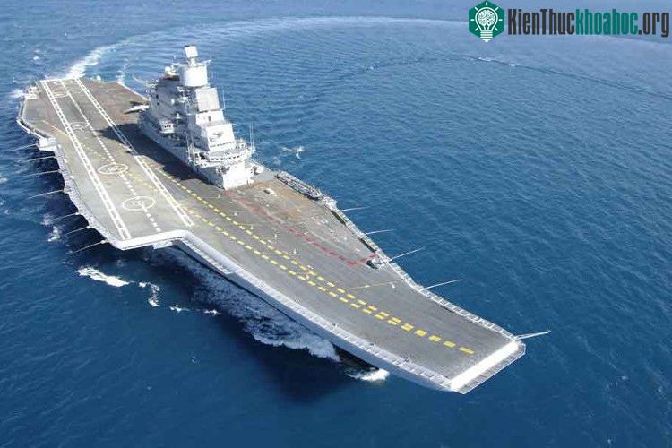 Tàu sân bay INS Vikramaditya dài 283m, có thể chở theo tổng cộng 36 máy bay.