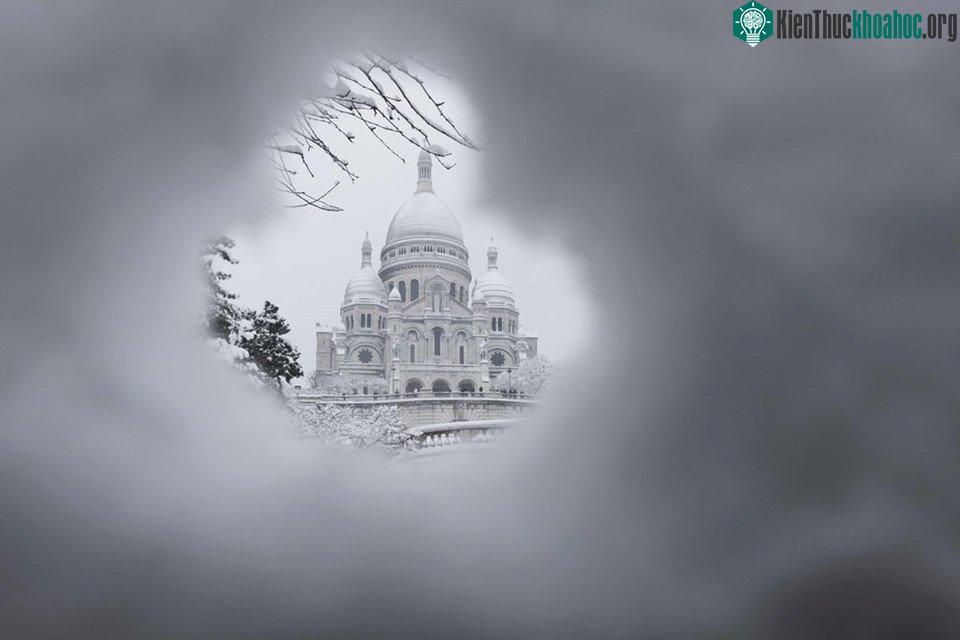 Paris một màu trắng xóa
