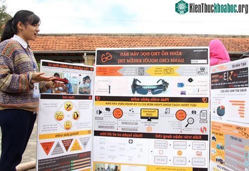 Phương Thảo giới thiệu sản phẩm của nhóm. (Ảnh: Mạnh Tùng).