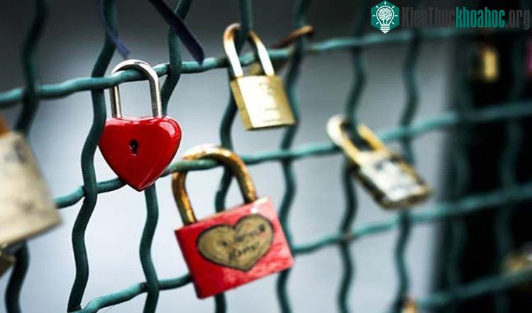 Tại sao hình ảnh ổ khóa lại đại diện cho tình yêu vĩnh cửu?