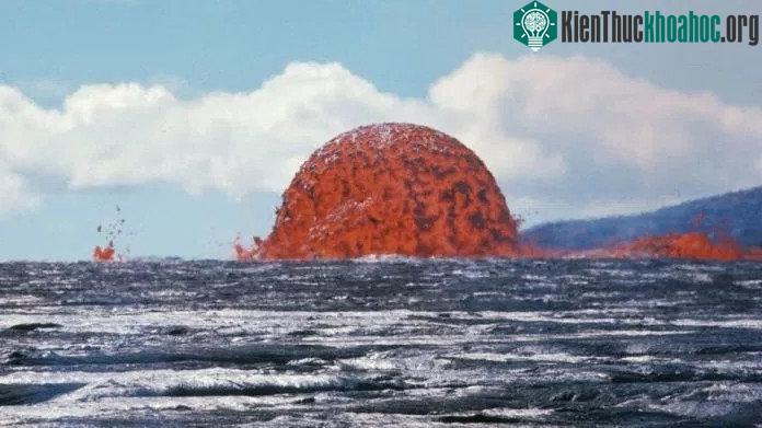 Tháp dung nham ở vùng biển Hawaii.