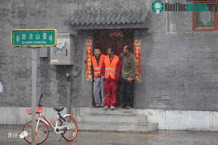 Ngày 4/4, thủ đô Trung Quốc chứng kiến lần đầu tiên tuyết rơi vào tháng 4 sau 30 năm.
