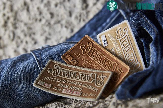 Những miếng vải da nhỏ thường thấy đằng sau cạp quần jeans.