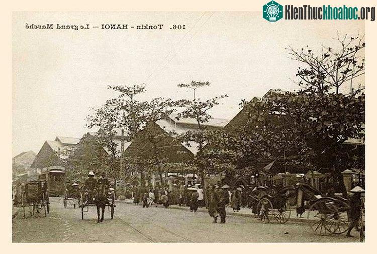 Chợ Đồng Xuân khi đang được xây dựng, khoảng năm 1889-1890.
