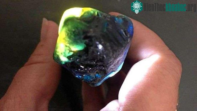 Một viên ngọc quý nặng tới 141 carats, có giá trị cực lớn, dễ dàng giúp anh đổi đời.