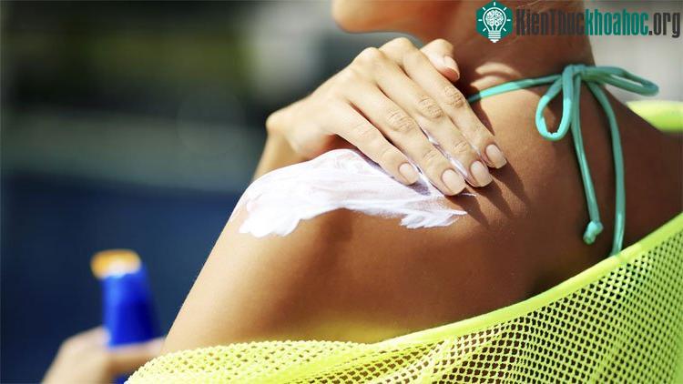 Nên bôi kem chống nắng 30 phút trước khi đi ra đường. (Ảnh: onemedical).
