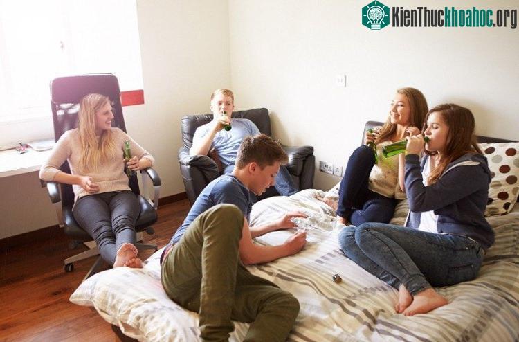 Giới trẻ không nên bắt chước các hành vi rủi ro của người đồng trang lứa. (ẢNH MINH HỌA: SHUTTERSTOCK).