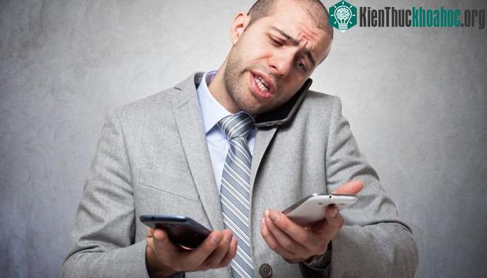 Khi nhìn thấy điện thoại nháy đèn, hoặc rung lên trong túi, chúng ta đã bị xao nhãng rồi.