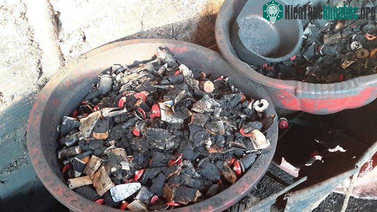 Số lõi pin dùng để nhuộm cà phê được phát hiện tại cơ sở. (Ảnh: Báo Thanh Niên).