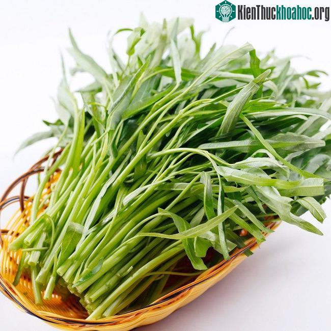 Quá trình sơ chế rau muống cần rửa sạch, ngâm muối và tốt nhất là nấu chín.