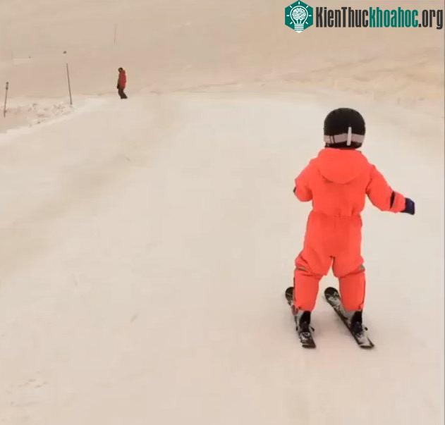 Ảnh vệ tinh NASA cho thấy lượng lớn cát và bụi trong khí quyển lơ lửng trên Địa Trung Hải.