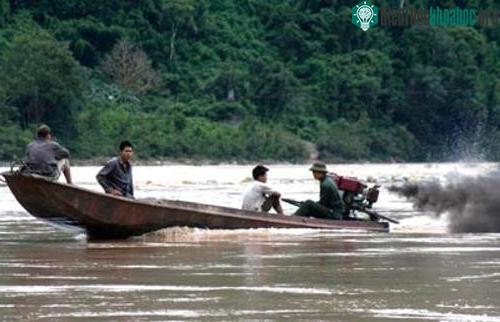 Một nhóm thợ săn “thủy quái” sông Đà.