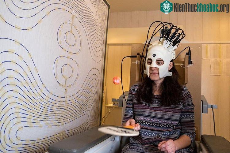 Tình nguyện viên tham gia thử nghiệm đang chơi bóng bàn trong lúc đo từ não đồ - (ảnh do nhóm nghiên cứu cung cấp).