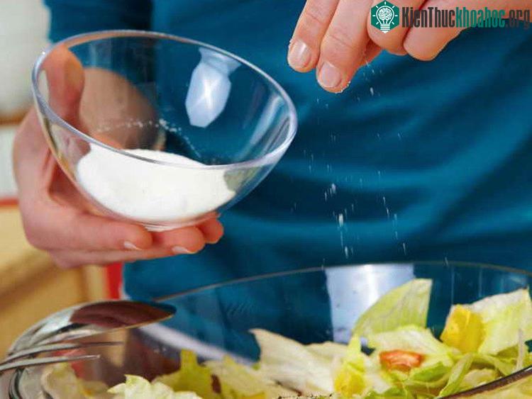 Ăn nhiều muối là nguyên nhân chính dẫn đến tăng huyết áp, tai biến mạch máu não, nhồi máu cơ tim...