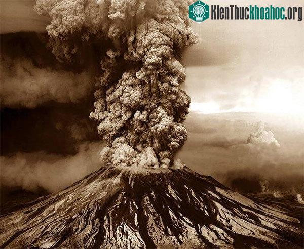 Núi lửa Etna phun tro bụi năm 2014