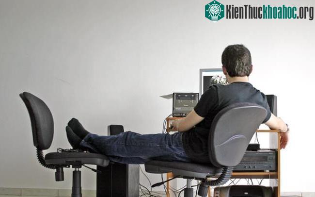 Ngồi nhiều làm tăng nguy cơ suy giảm trí tuệ và nhận thức trong cuộc sống về sau.