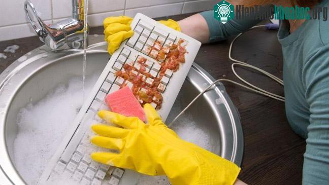 Mọi người nên lau chùi bàn máy tính và bàn phím ít nhất một lẫn mỗi tuần.