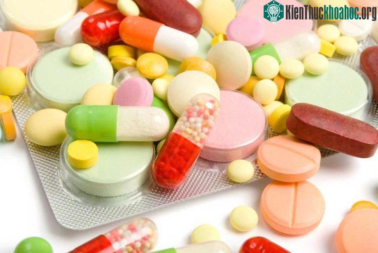Khi phải dùng nhiều loại thuốc chữa bệnh, người dùng cần lưu ý các tương tác của thuốc. (Ảnh minh họa).