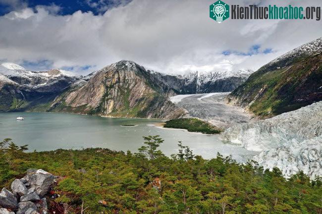 Bức ảnh được nhiếp ảnh gia Saul Santos chụp tại dòng sông băng Pia trên dãy Darwin ở Patagonia, Nam Mỹ.