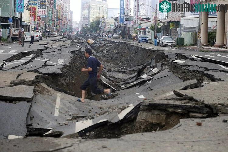 Mặt đất dậy sóng làm hơn 100 người chết.