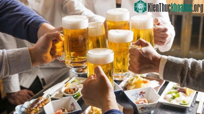 Chỉ cần một lon bia mỗi ngày cũng đã đủ cho người tiêu dùng nạp đến 520 hạt mỗi năm. (Ảnh minh họa: Shutterstock).