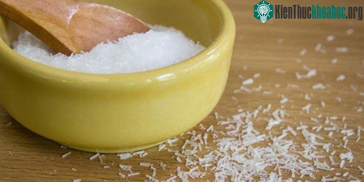 Khi bị ngộ độc bột ngọt, cần uống nhiều nước ấm để lợi tiểu, thanh lọc cơ thể và giải độc.