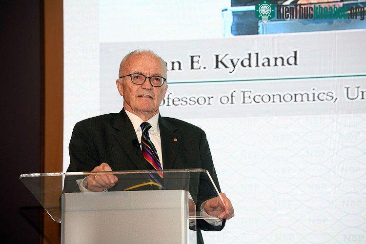 GS Finn E. Kydland thuyết trình tại Việt Nam năm 2016. (Ảnh: NEU).