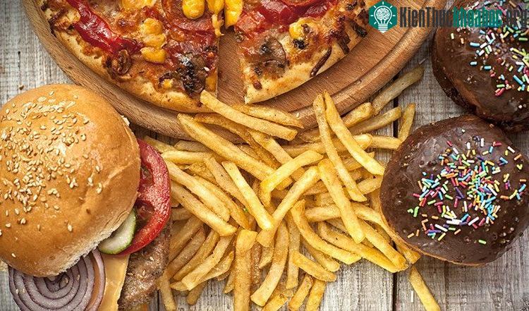 Nạp quá nhiều đồ ăn nhanh sẽ làm chậm quá trình thụ thai ở nữ giới. (Nguồn: Shutterstock).