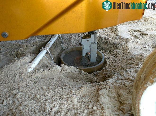 Con robot đang được thử nghiệm khoan vào bề mặt.