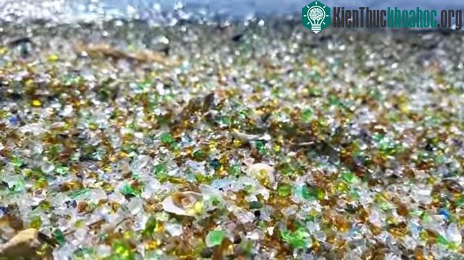 Sự ma sát của sóng biển ngày qua ngày biến mảnh vỡ thủy tinh thành hàng ngàn viên ngọc lấp lánh.