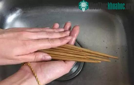 Thói quen rửa đũa sai lầm 90% mọi người mắc