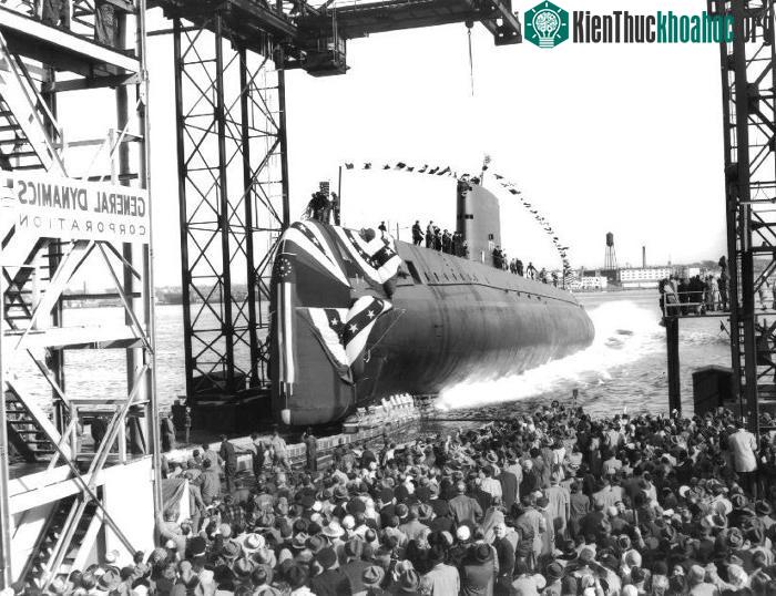 Ảnh: Hạ thuỷ tàu ngầm nguyên tử Nautilus năm 1954, nguồn subguru.
