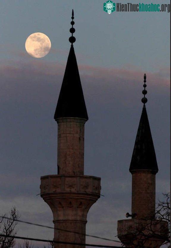Trăng xanh bên trên tòa tháp Hồi giáo Juma-Jami Mosque, Nga