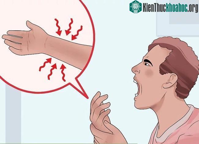 Bong gân cổ tay thường khác nhau về mức độ và kiểu đau.