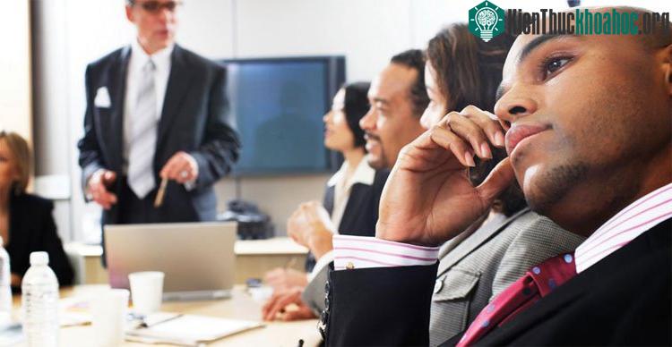 Người thiếu EQ thường hình thành ý kiến một cách nhanh chóng tin tưởng nó một cách khó hiểu.