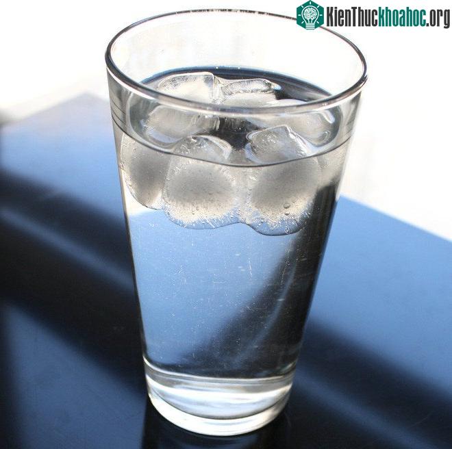 Đá nổi trên mặt nước.