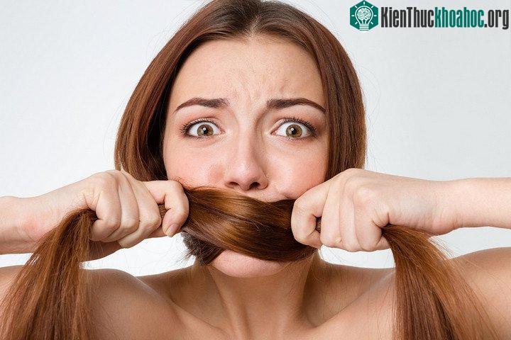 Tốt nhất bạn nên hạn chế nói bí mật cá nhân cho những người tỏ ra quá lịch thiệp hay nhiệt tình với bạn.