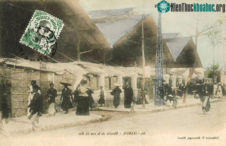 Thời điểm này khu chợ chính đã được dựng mái tôn, xung quanh là các quầy lợp bằng lá thô sơ.