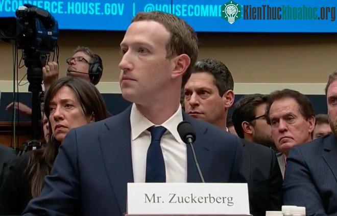 Mark Zuckerberg trong buổi điều trần.