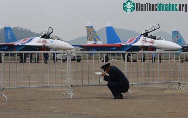 Hãy xem những người Châu Á ngồi xổm trong khi ăn…