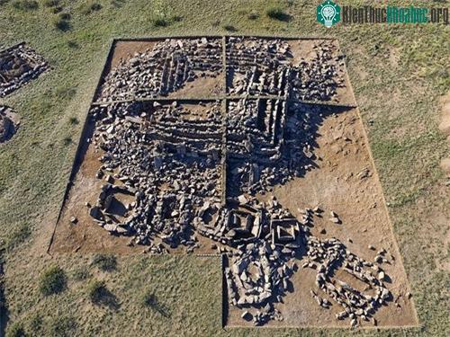 Cấu trúc lăng mộ này tương tự Kim tự tháp Djoser nhưng được xây dựng sơm hơn 1000 năm.