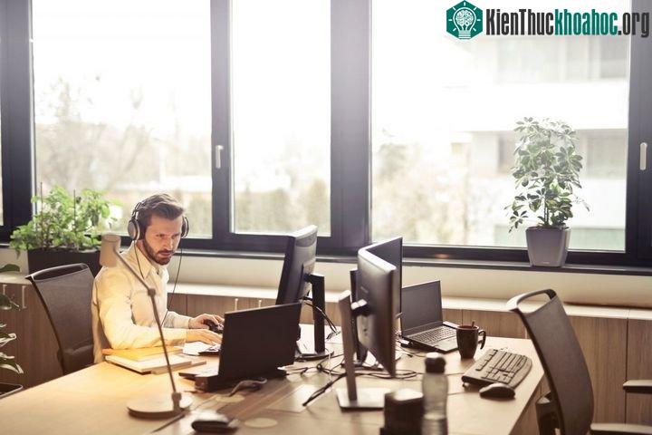 Nghe bản nhạc yêu thích giúp kích thích trung tâm giải trí trong não bộ.
