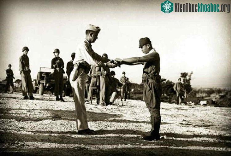 “Con cáo” Sakae Oba chính thức đầu hàng các lực lượng Mỹ.