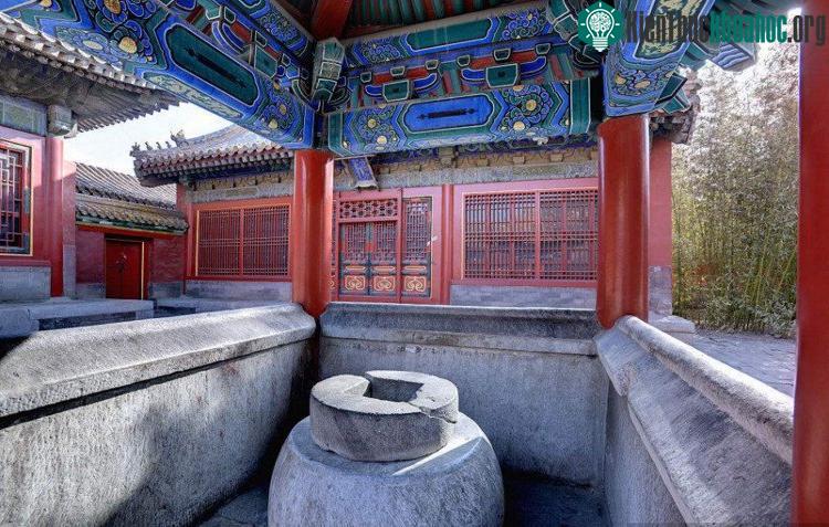 Sự thực là từ thời Minh - Thanh, các miệng giếng trong Tử Cấm Thành chỉ còn "mang tính chất minh họa" chứ không ai dám dùng để ăn uống vì sợ bị đầu độc.