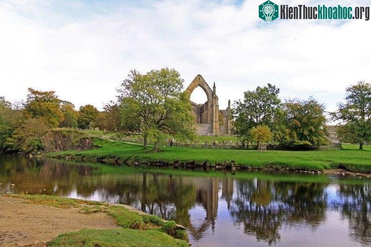 Suối Strid bắt nguồn từ sông Wharfe rộng gần 10m chảy qua thị trấn Yorkshire.