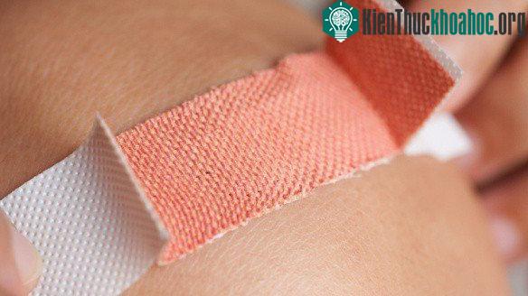 Cách làm đơn giản: rắc nhẹ đường phủ kín phần ẩm vết thương, băng lại cẩn thận. Sau đó rửa sạch và thay băng hàng ngày.