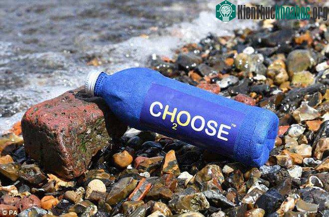 Khi rơi xuống nước hoặc bị xả ra đất liền, các chai nước này sẽ dần phân hủy từ ngoài vào.