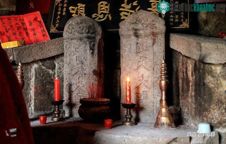Hai tấm bia khắc danh hiệu "Tề Thiên Đại Thánh" và "Thông Thiên Đại Thánh" được tìm thấy trong mộ.