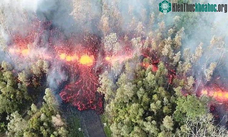 Dung nham chảy ra từ vết nứt trên mặt đất ở Leilani Estates, Hawaii.