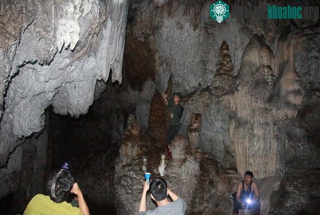 Rợn người cảnh vào hang đá khổng lồ, nơi ẩn mình của bầy trăn ở Sơn La ảnh 1
